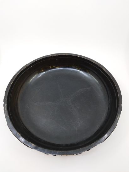 VIETNAM

Round box in black lacquered wood,...