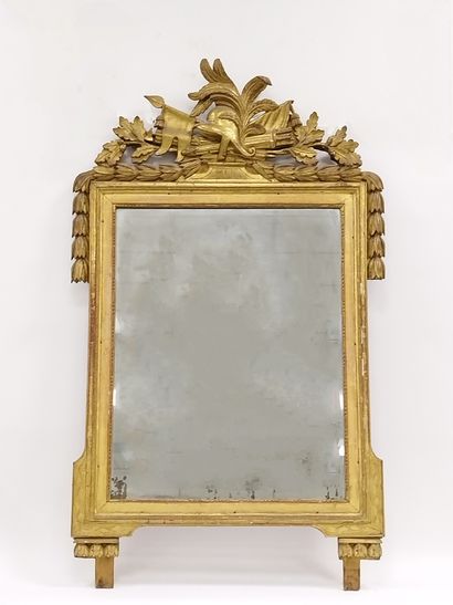 RECTANGULAR MIRROR in gilded wood

Pediment...
