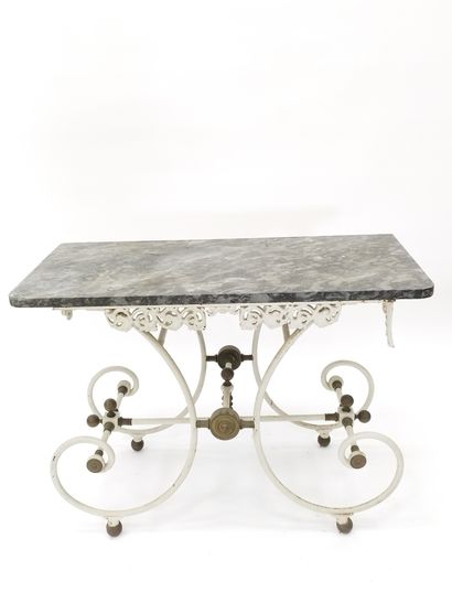 BUTCHER'S TABLE

Cast iron belt with openwork...