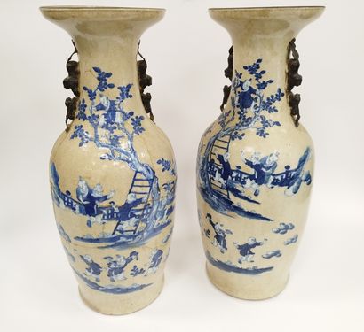 CHINE XIXeme siècle

PAIRE de vases en porcelaine...