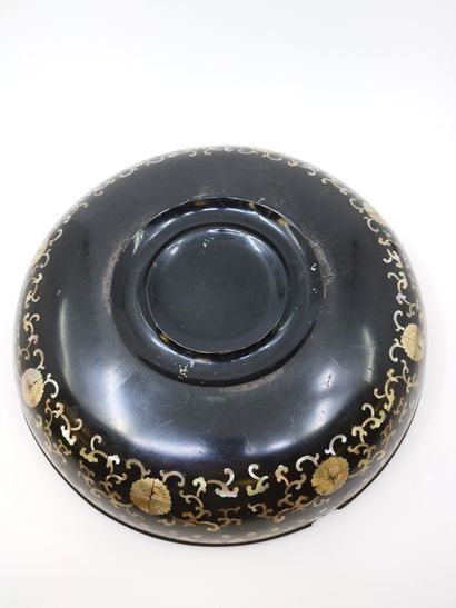 VIETNAM

Round box in black lacquered wood,...