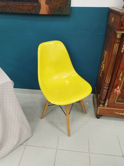 
EAMES Charles et Ray 

Fauteuil DSW jaune...