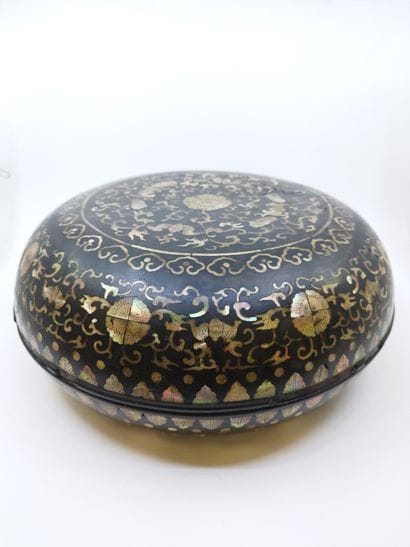 VIETNAM

Round box in black lacquered wood,...