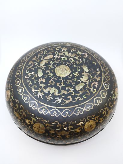 VIETNAM

Round box in black lacquered wood,...
