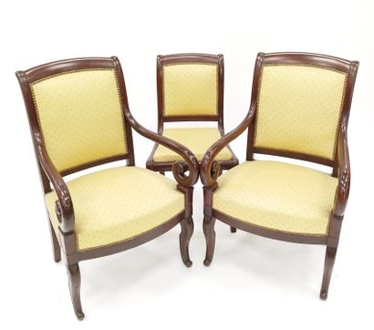 PAIRE DE FAUTEUILS à crosses en acajou et...