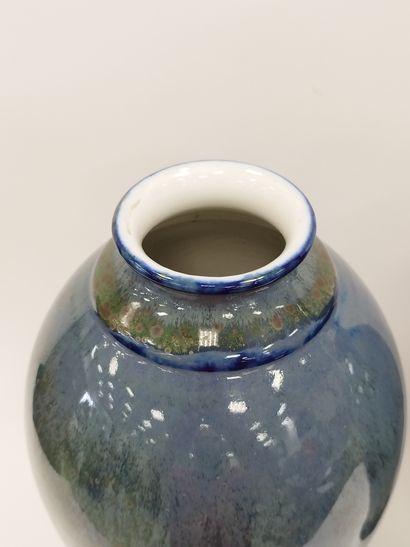 SEVRES Moderne

Paire de vases en céramique...