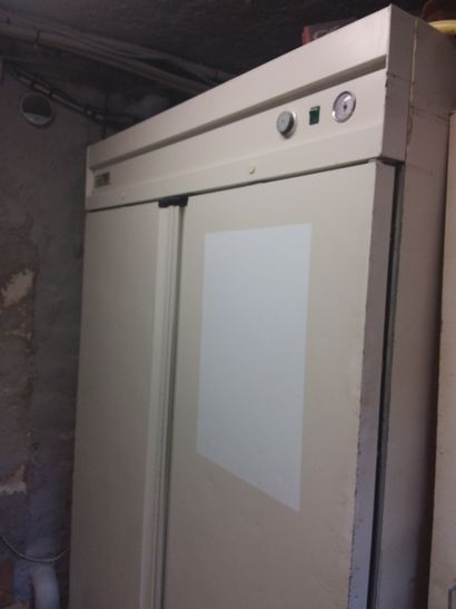 Armoire positive deux portes ancien mode...