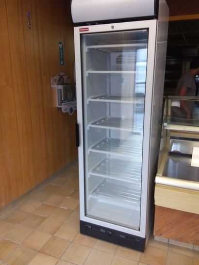 Vitrine réfrigérée à boisson ouvrant par...