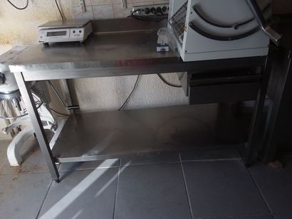 table inox avec dosseret et tiroir