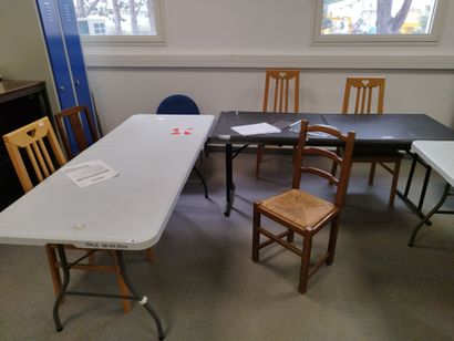 Neuf chaises de modèles différents et deux...