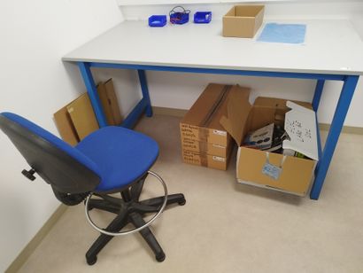 Trois tables de travail

Deux chaises de...