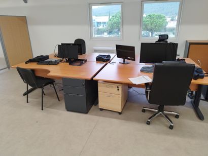 Quatre bureaux 

Trois fauteuils

Une chaise

Deux...