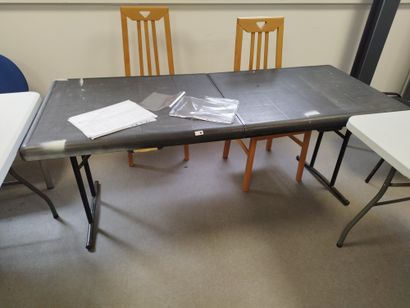 Trois tables pliantes de marché