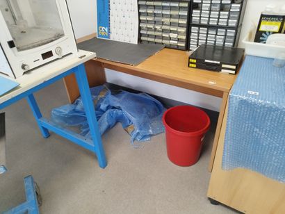 Deux bureaux en compressé

Trois chaises...