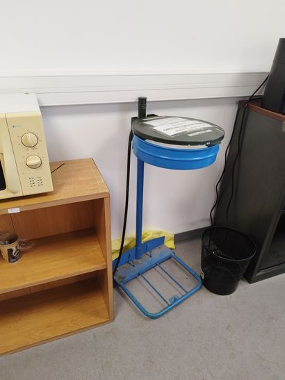 Desserte métallique 

Bibus en compressé

Armoire...