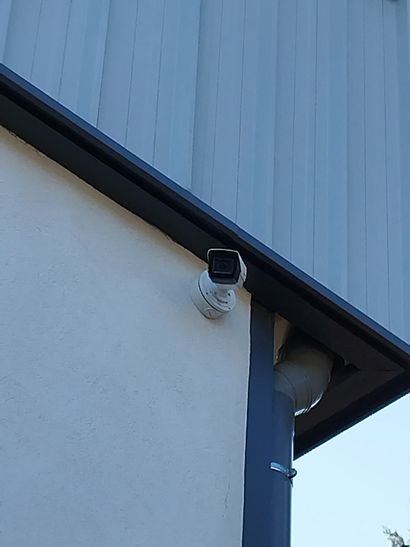 Six caméras
Huit capteurs
Un fumigène se...