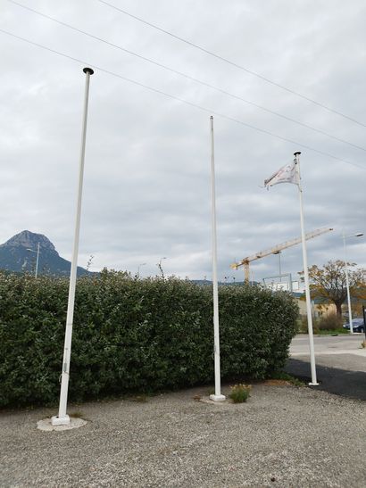 Trois porte-drapeaux