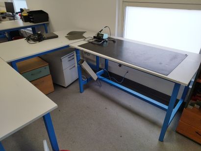 Trois tables d'atelier

Deux casiers bas...