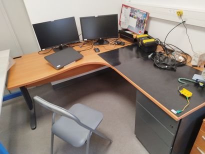 Bureau à retour en compressé

Bureau plat...