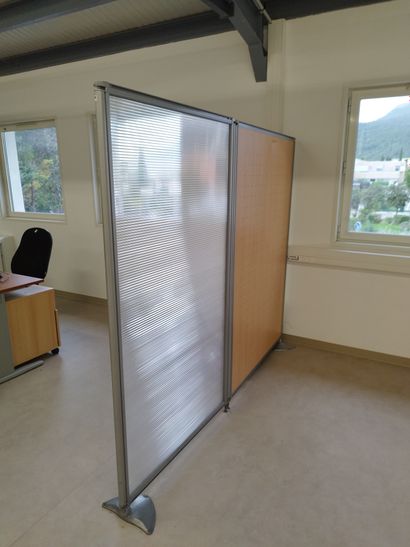 Deux séparations de bureau en contreplaq...