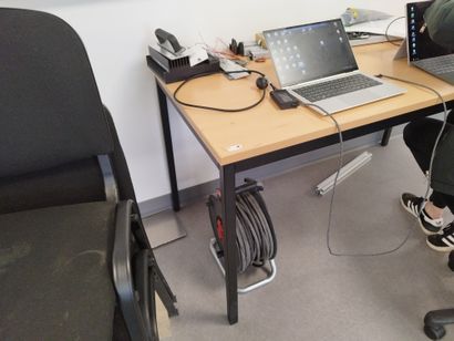 Deux bureaux en compressé

Trois chaises...