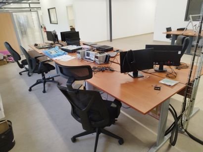 Six bureaux en compressé

Trois fauteuils...