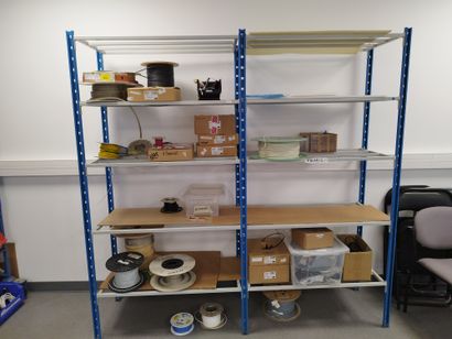 Etagère double métallique

Un bureau d'ordinateur...