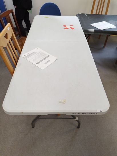 Trois tables pliantes de marché