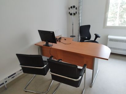 Agencement de bureau:

- bureau

- meuble...