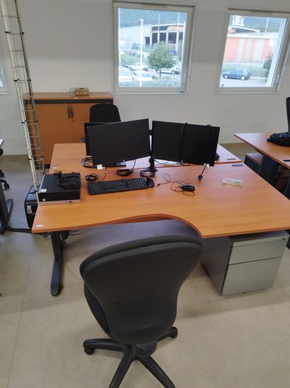 Cinq bureaux

Cinq fauteuils

Quatre casiers...
