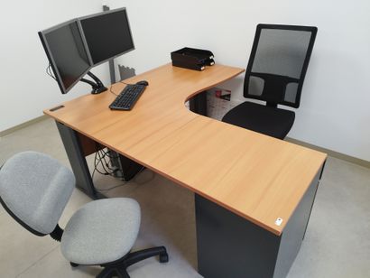 Bureau d'angle en compressé

Deux chaises...