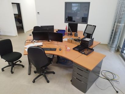 Trois bureaux en compressé

Deux fauteuils...