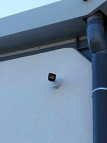 Six caméras
Huit capteurs
Un fumigène se...