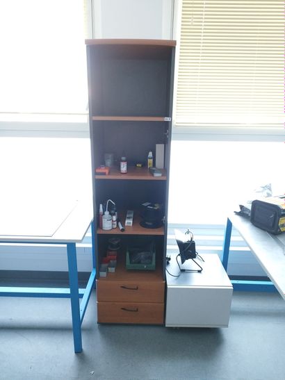 Trois tables d'atelier

Une étagère

Deux...