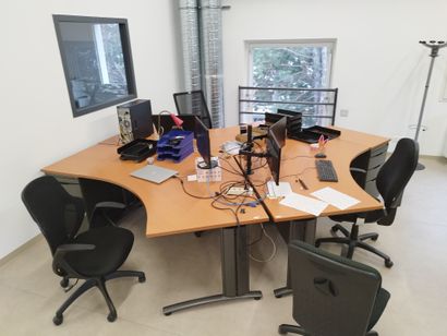 Trois bureaux en compressé

Deux fauteuils...