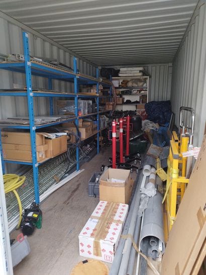 Le reste du container : étagère métallique,...