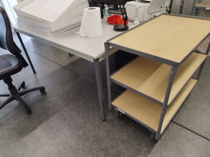 Huit tables

Trois fauteuils 

Desserte ...