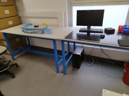 Quatre tables d'atelier