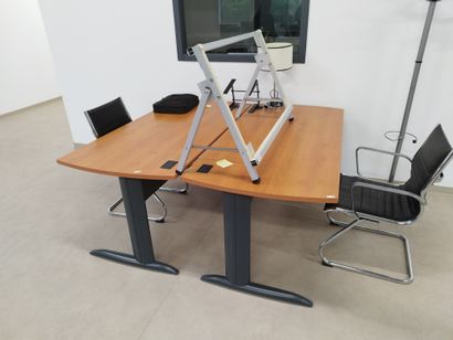 Deux bureaux en compressé 

Porte-manteau

Lampe...
