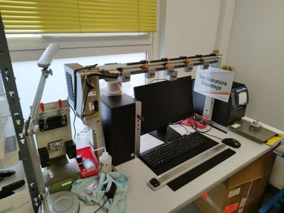 Bras test bouton, crée par l'entreprise