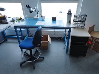 Trois tables d'atelier

Une étagère

Deux...