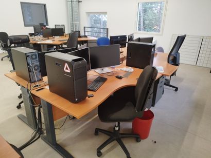 Quatre bureaux en compressé

Un fauteuil...