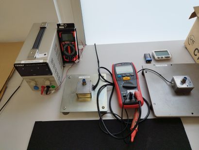 Alimentation

Balance

Deux multimètres