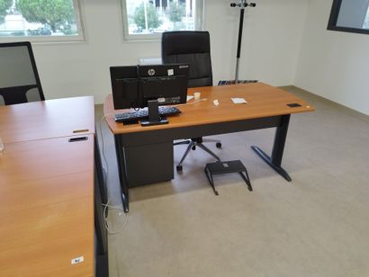 Cinq bureaux

Cinq fauteuils

Quatre casiers...