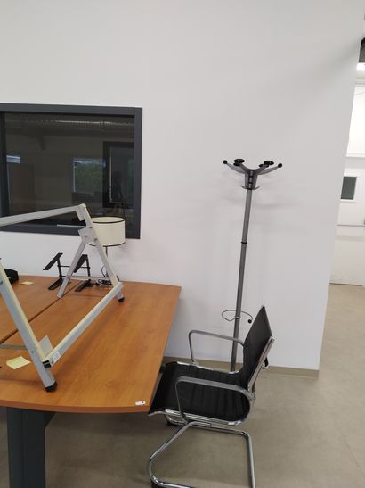 Deux bureaux en compressé 

Porte-manteau

Lampe...