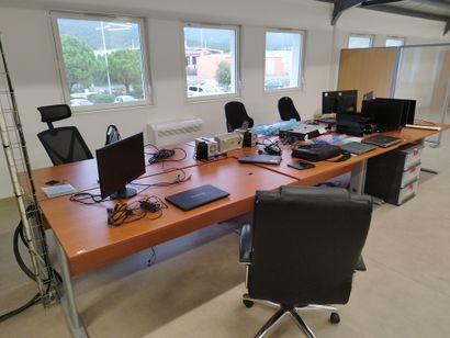 Six bureaux en compressé

Trois fauteuils...