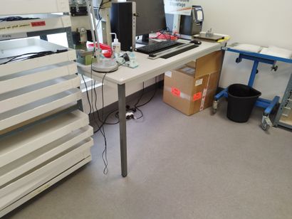 Trois bureaux en compressé

Etabli métallique

Petite...