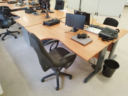 Quatre bureaux 

Trois fauteuils

Une chaise

Deux...