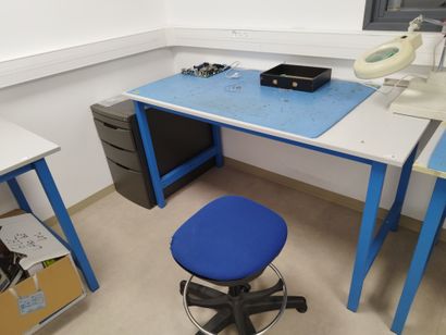 Trois tables de travail

Deux chaises de...