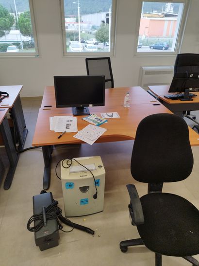 Cinq bureaux

Cinq fauteuils

Quatre casiers...